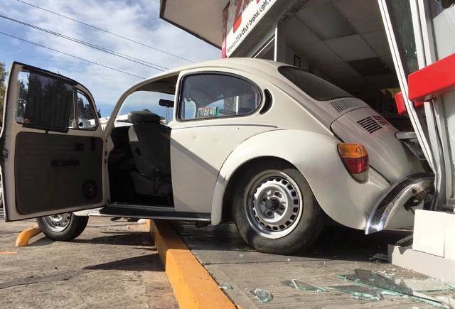 Muere mujer tras ser arrastrada e impactada por un vocho