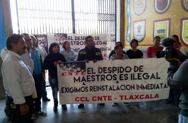 Integrantes de la CNTE inician plantón indefinido en el Congreso local.