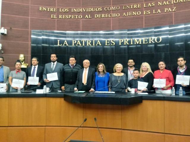 Senado reconoce a periodistas del Estado