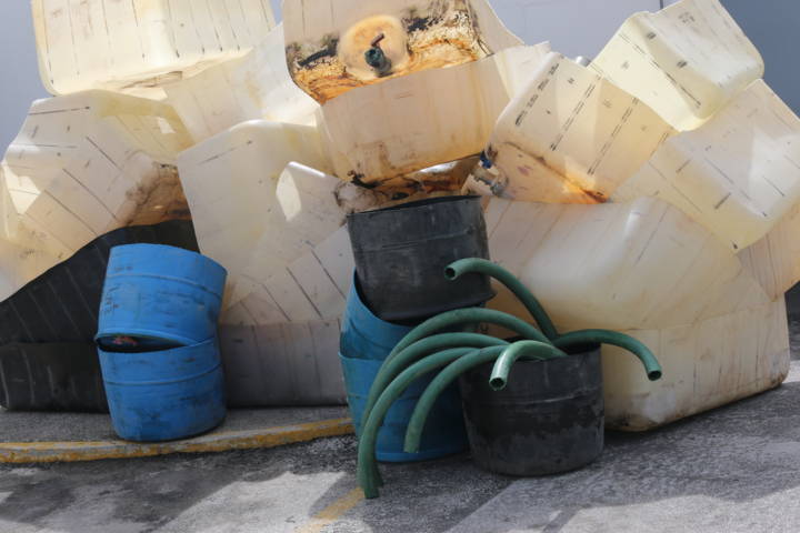 PGR Tlaxcala destrute bidones y objetos del delito