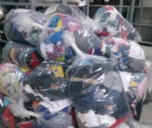 Asegura PGR Tlaxcala a una persona, sudaderas y pantalones apócrifos en San Damián Texóloc