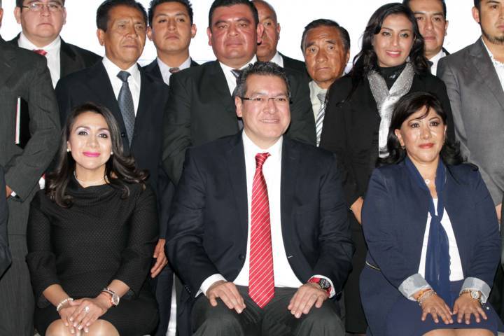 Asiste Marco Mena a Informe de Labores de Anabell Ávalos