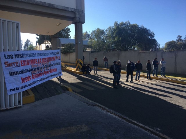 Paralizan normales piden cese del tío de Anabel Alvarado Varela