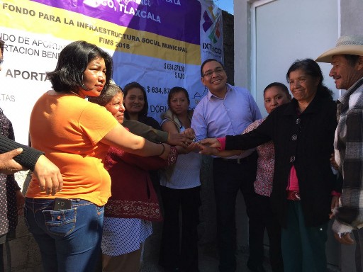 Entrega Presidente de Ixtenco cuartos adicionales y calentadores solares