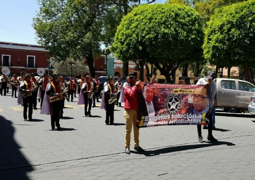 Se la cumple la FNERRR al poeta Camacho y moviliza a miles de alumnos