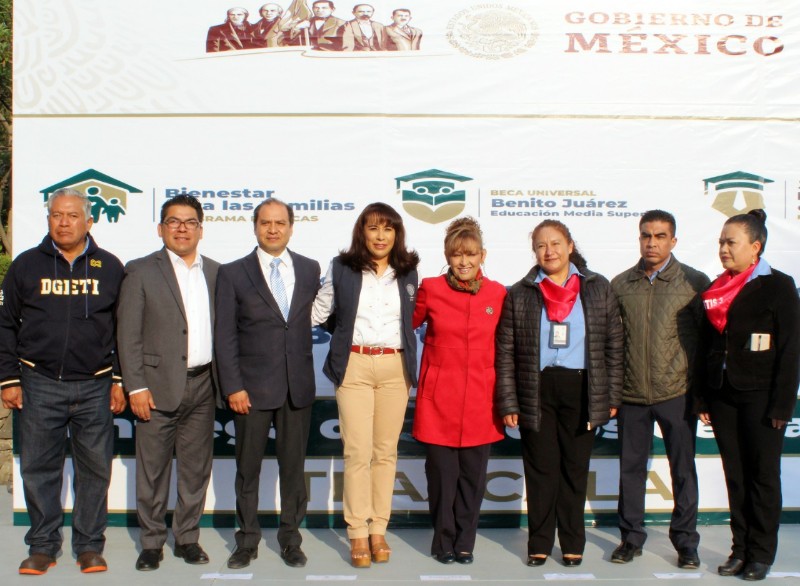 Testifica Garrido entrega becas “Benito Juárez” para nivel medio superior en CBTIS 3