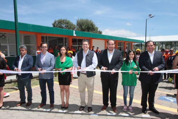 Entrega Marco Mena espacios educativos y equipamiento a la UTT por 6.2 mdp