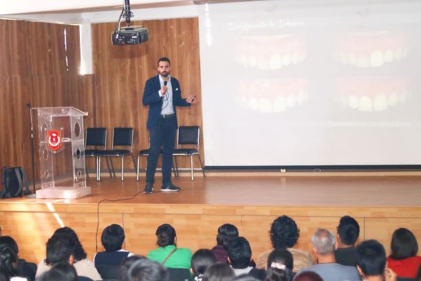 Disertó en la UATx especialista de la Complutense de Madrid