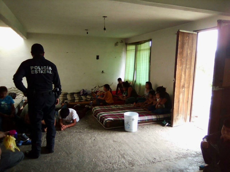 Rescatan corporaciones de seguridad a más de medio centenar de indocumentados