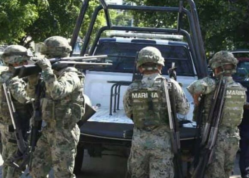 Delincuentes humillan a la Guardia Nacional los golpean y roban armamento
