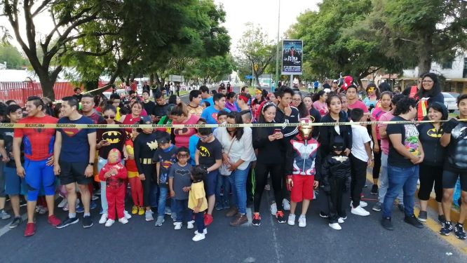 Fomenta la unión familiar Carrera Nocturna de Superhéroes en la capital