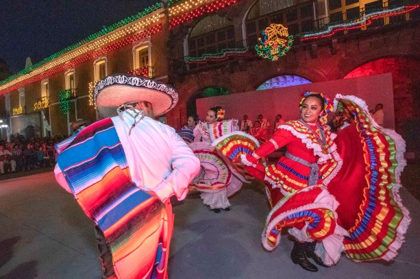 Realizan autoridades estatales encendido de iluminación de las fiestas patrias