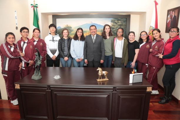 Recibe Secretario de Educación a estudiantes de intercambio