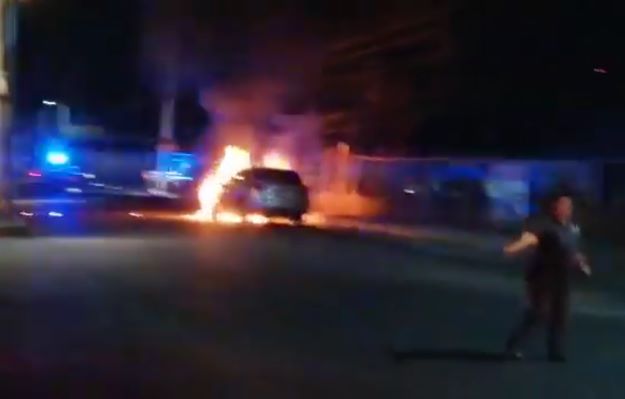 Policías de Apetatitlan solo de aparador no pudieron sofocar incendio de automóvil