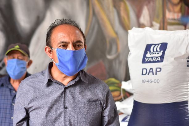 Alcalde de Zacatelco entrega fertilizante al sector agropecuario.