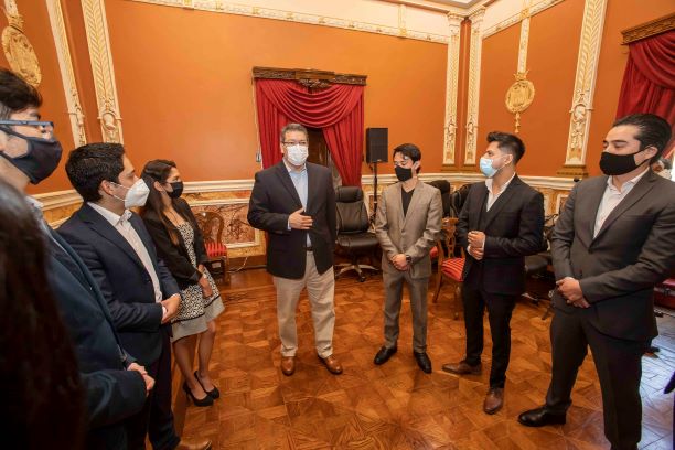 Marco Mena se reúne con estudiantes que obtuvieron la “Beca a China 2020”