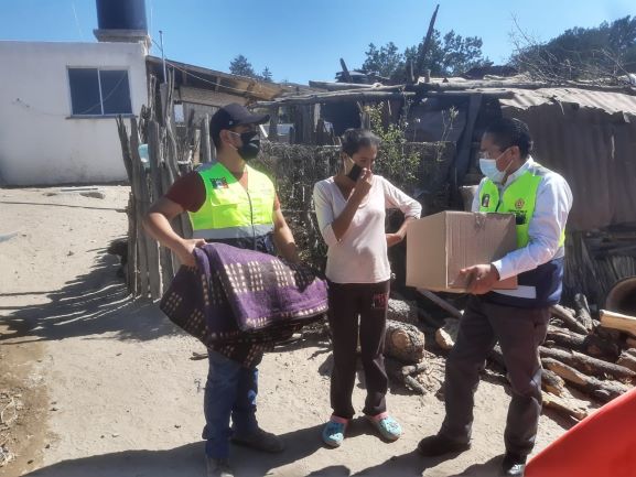 Lleva CEPC apoyos por temporada invernal a familias de El Carmen Tequexquitla