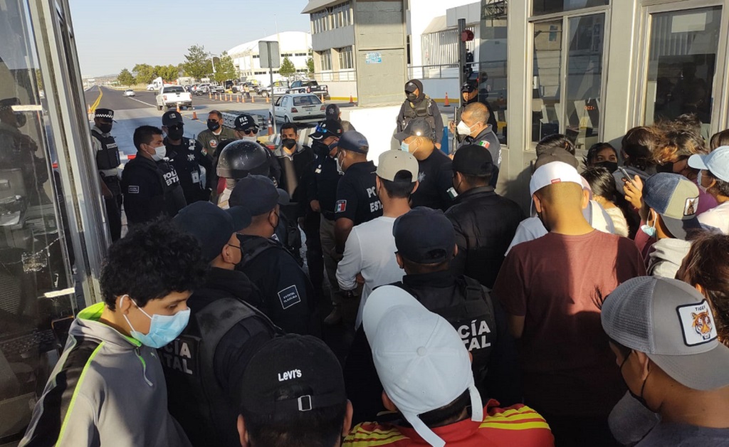 Asegura policía estatal a conductor que transportaba estudiantes de Puebla en una unidad con placas apócrifas