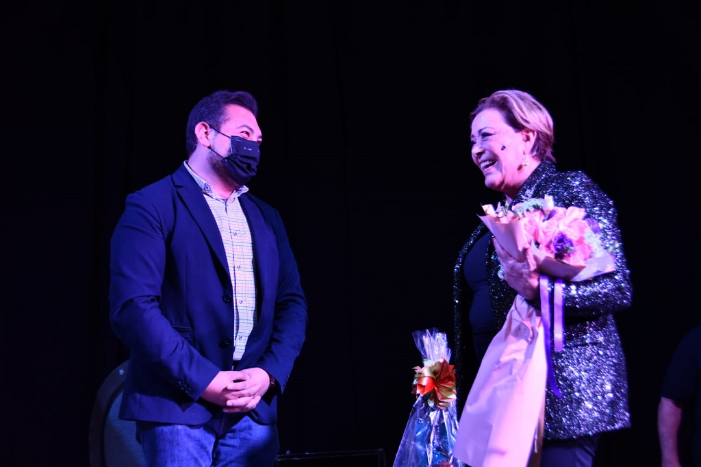 Deleita a huamantlecos la actriz Sylvia Pasquel con su monólogo “No seré feliz, pero tengo marido”