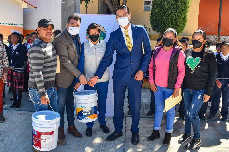 Entrega Salvador Santos Cedillo material para la comunidad estudiantil de Hermenegildo Galeana de Huamantla