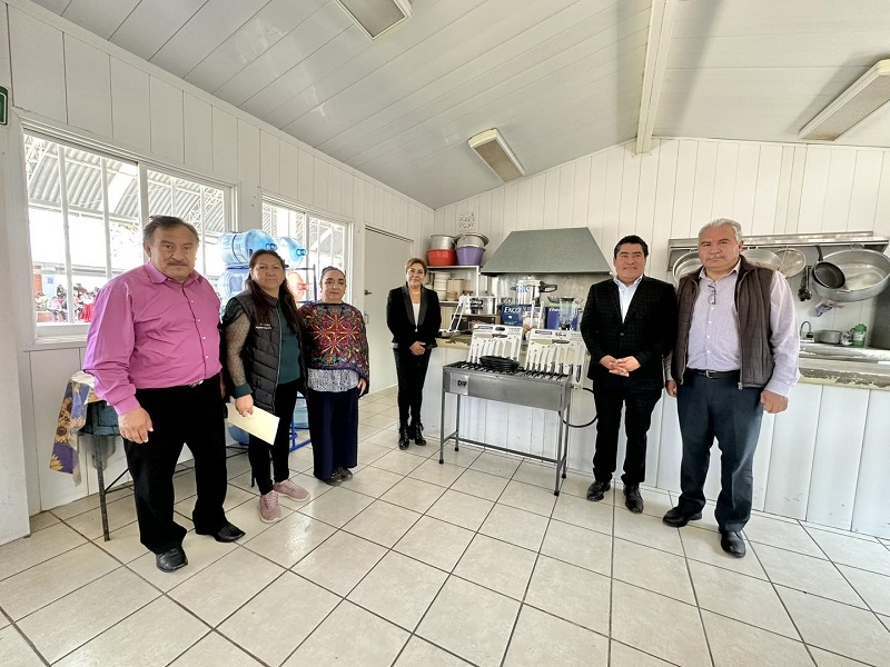 Comedores escolares de Zacatelco recibieron equipo y utensilios del Gobierno del Estado