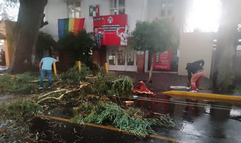 Fuerte aguacero deja daños menores en la capital