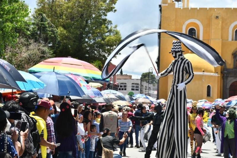 Fiesta y color en el tradicional desfile de la dalia de la feria Huamantla 2023