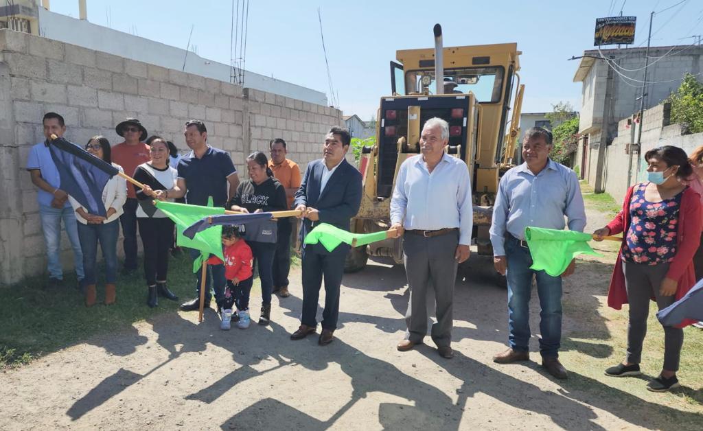 En Zacatelco, Hildeberto Pérez da banderazo a tres obras de pavimentación para Exquitla