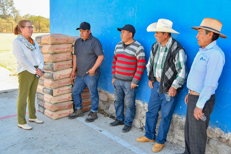 Entrega ayuntamiento de Huamantla material de construcción a ejidatarios de José María Morelos