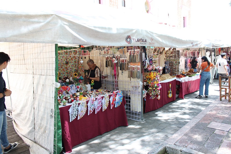 Artesanos ubicados en el pabellón del Centro Histórico de Tlaxcala han coadyuvado con la promoción de Tlaxcala Capital