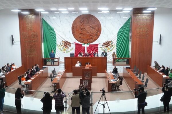 Con los ojos vendados, aprueban Diputados reformas de AMLO