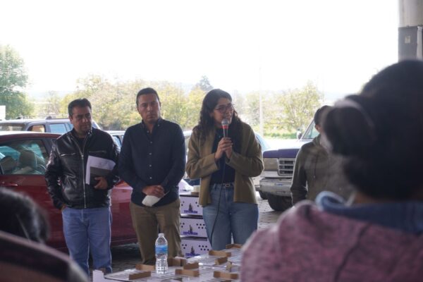 Un centenar de familias en Tlaxco reciben paquetes de aves de traspatio