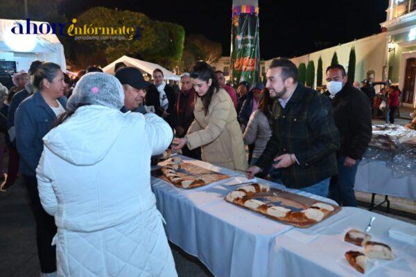 Los Reyes Magos y Chava Santos unieron a las familias de Huamantla en el tradicional corte de rosca