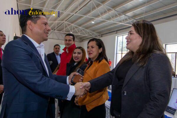 Ex deudor alimentario buscaría ser Gobernador y deja comodidad de su oficina para ser pueblo