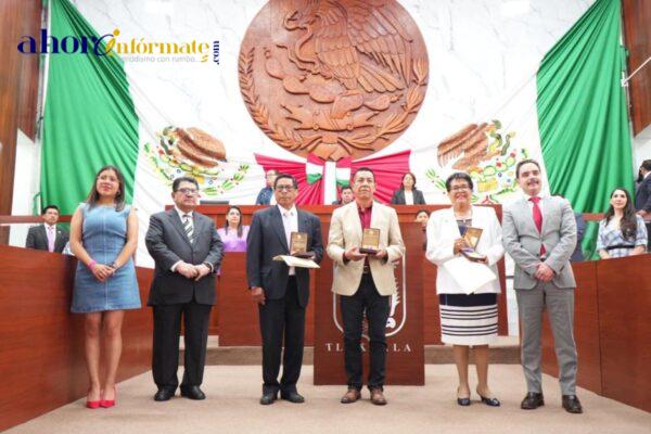 Entrega LXV Legislatura reconocimiento, estímulo económico y presea “50 AÑOS POR LA EDUCACIÓN AL SERVICIO DEL PUEBLO”