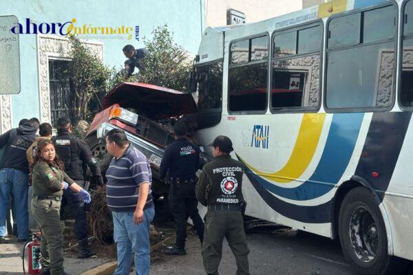 En Tlaxco, choca autobús de ATAH contra camioneta y queda prensado el conductor