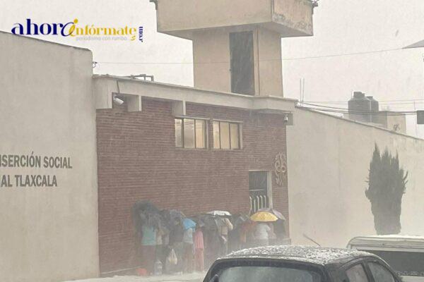 Tormenta acompañada de viento y granizo soportan familiares de reclusos en Tlaxcala