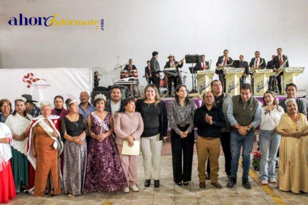 Blanca Angulo celebra a abuelitas y abuelitos de Chiautempan con música, regalos y convivencia