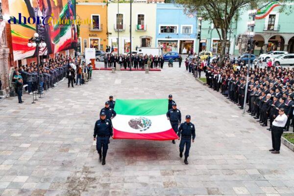 Ayuntamiento de Tlaxcala lleva a cabo el arrío de la bandera en el centro histórico