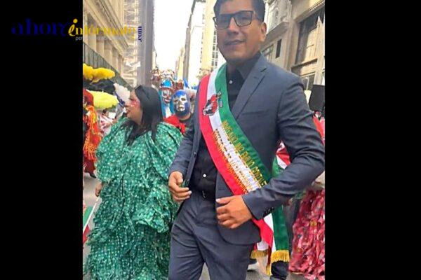 Alcalde represor, torpe e ignorante, en Nueva York presume banda presidencial