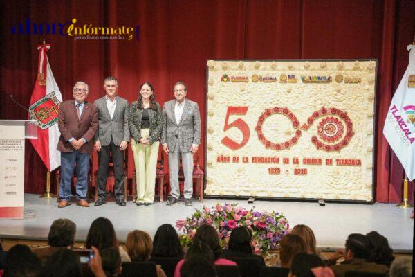Develan alcalde Alfonso Sánchez García y secretaria de cultura placa conmemorativa por los 500 años de la Fundación de Tlaxcala