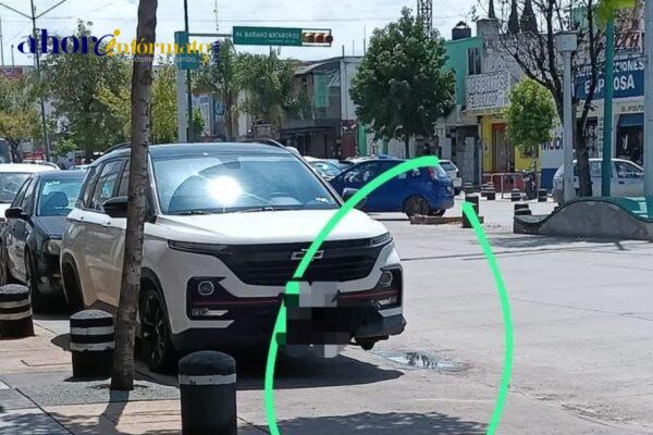 Dejan sin llantas camioneta de lujo en la capital del crimen, la cual mal gobierna patitas de Molcajete