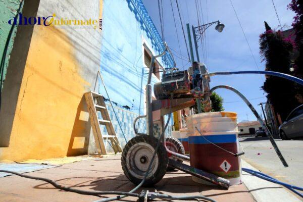 Chiautempan pinta “rutas mágicas de color” en principales calles de la comuna