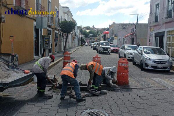 Gobierno municipal de Tlaxcala atiende vialidades con trabajos de renivelación de adoquines
