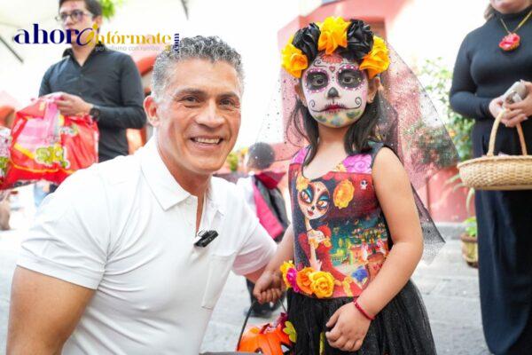 Con risas, dulces y tradición el alcalde Alfonso Sánchez García encabeza la convivencia de calaverita