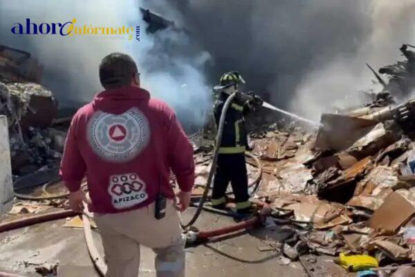 En Apizaco atienden incendio en recicladora de San Isidro