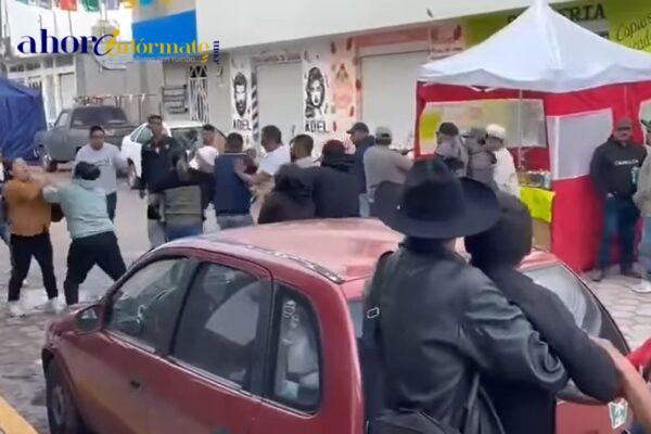 Borrachines gorrones protagonizan batalla campal, mientras polis andan de moleros en Atexcatzinco