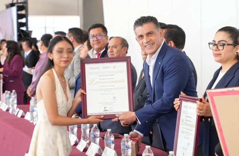 Alfonso Sánchez llama a egresados del CBTis 03 a tomar buenas decisiones y amar a Tlaxcala