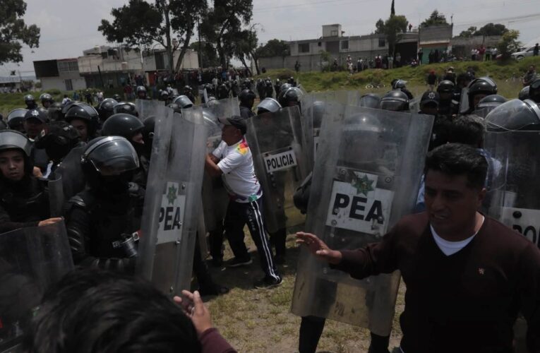 Se enfrentan granaderos con pobladores de Chiautempan, el secre no sirve