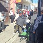 Persona del sexo masculino recibe atención médica, tras ser impactada por unidad de la empresa ATAH en municipio de Tlaxco